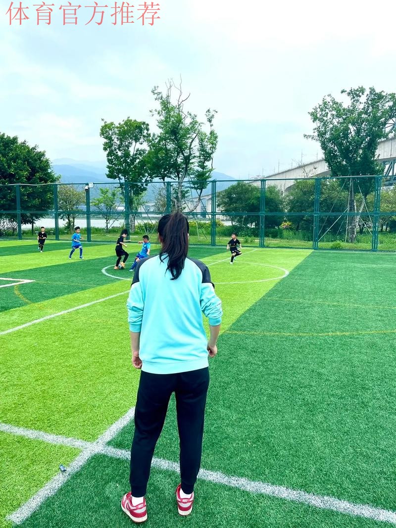 小小足球,带她跑进一个“新世界” 小小足球,带她跑进一个“新世界”